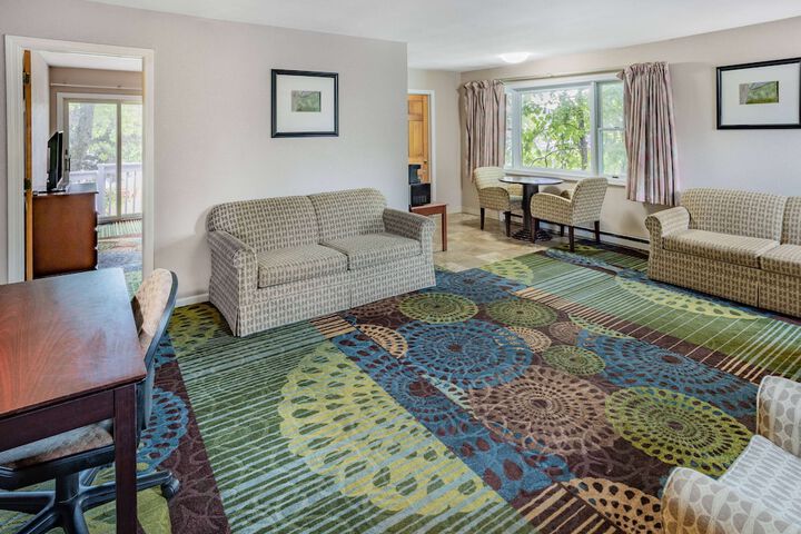 1 King Bed (4 of 10)