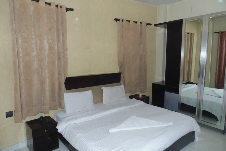 Room 7 of 12