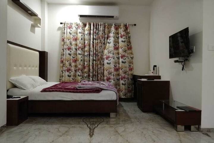 Room 2 of 18