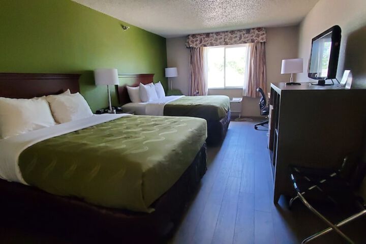 2 Queen Beds (9 of 11)