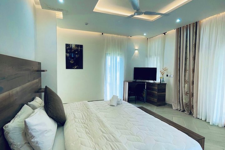 Room 17 of 166