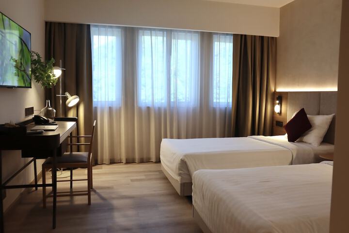 Room 9 of 16