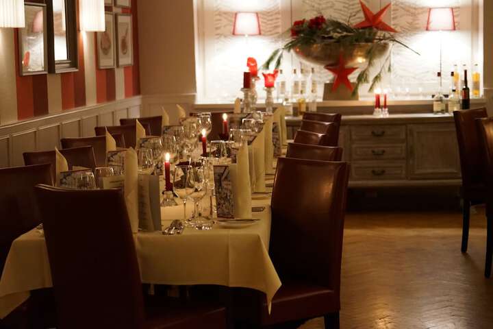Dining 7 of 16