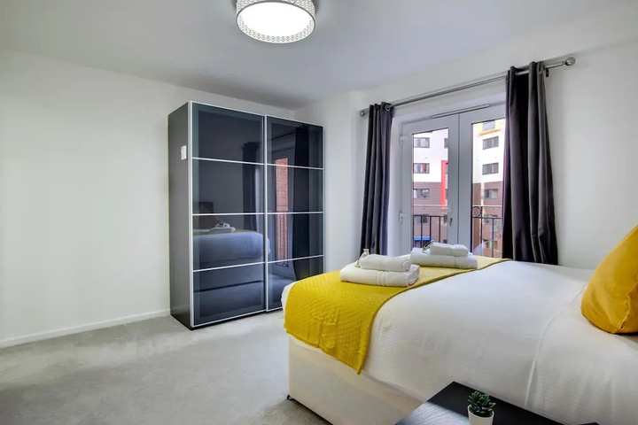Room 2 of 10