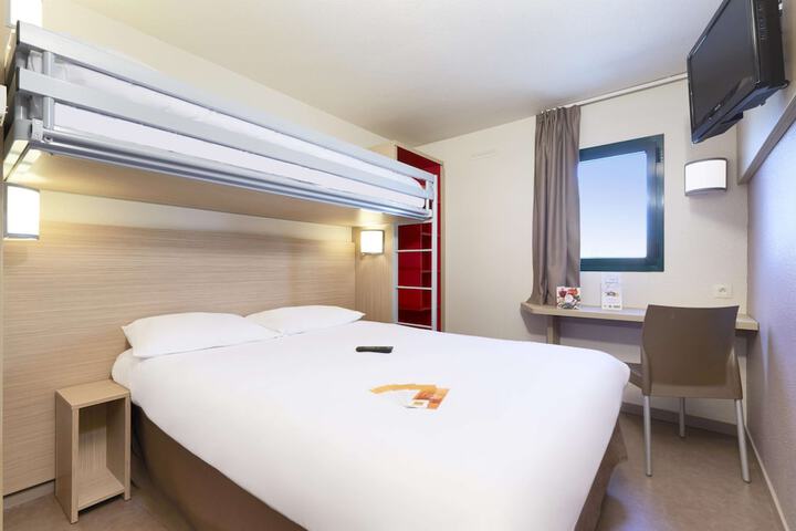 Room 9 of 28
