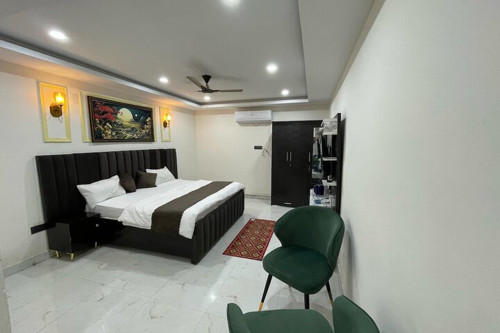 Room 4 of 8
