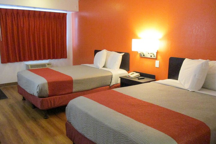2 Double Beds (13 of 16)