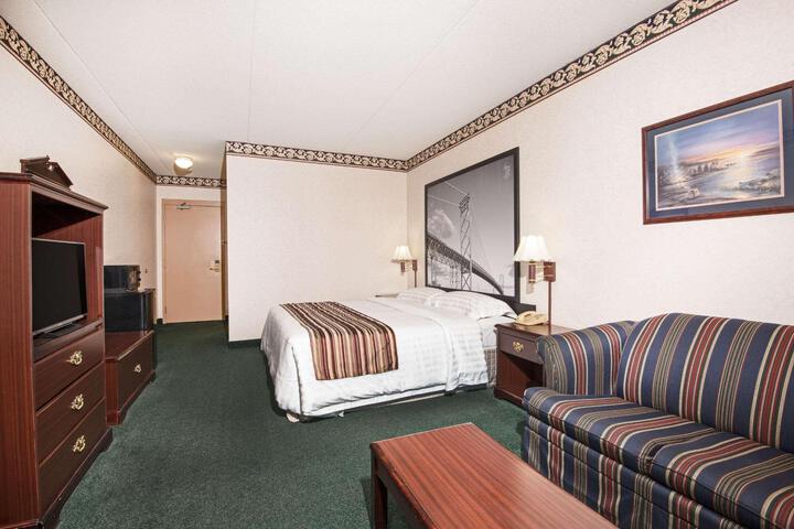 1 King Bed (18 of 19)