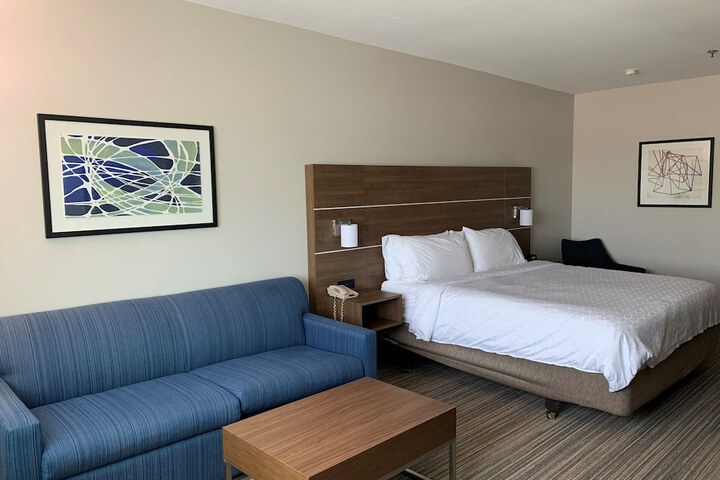 Room 10 of 32