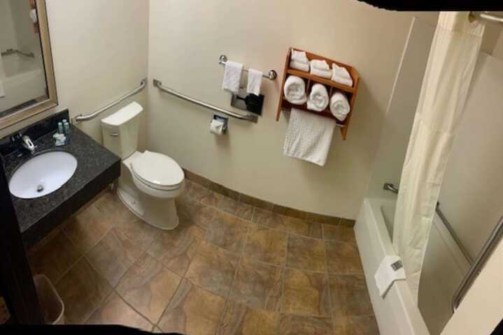 1 King Bed Chair Work Desk WiFi, Microwave and Refrigerator Full Breakfast (4 of 19)