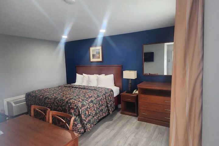 Standard King Room (1 of 5)