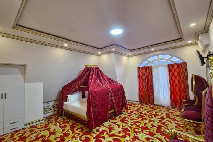 Room 8 of 28