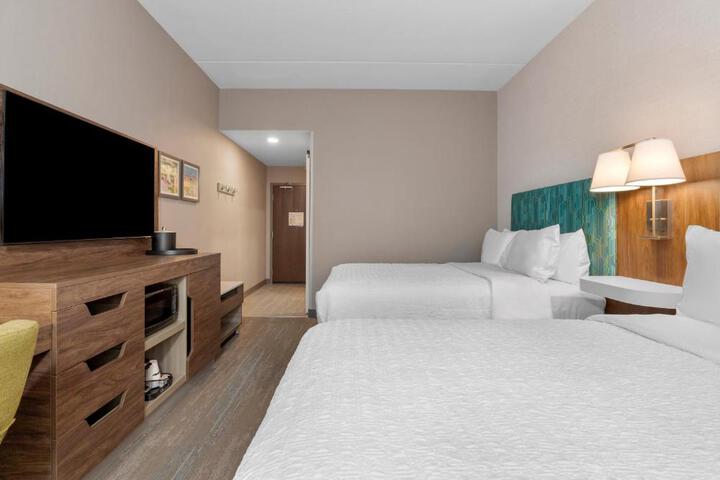 2 Queen Beds Accessible with Tub (9 of 9)