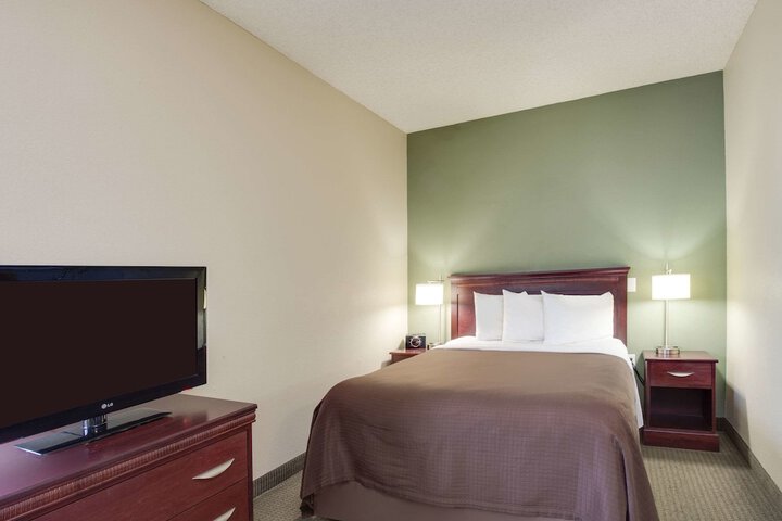 Suite Queen Bed (5 of 6)