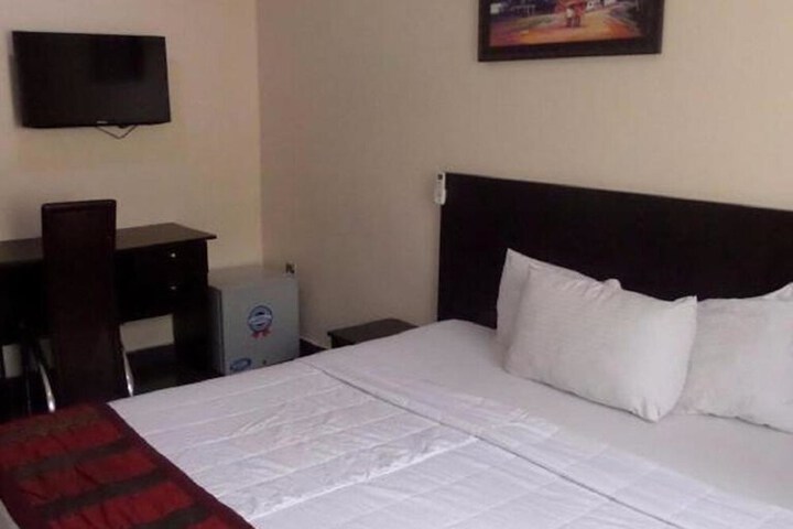 Room 8 of 33