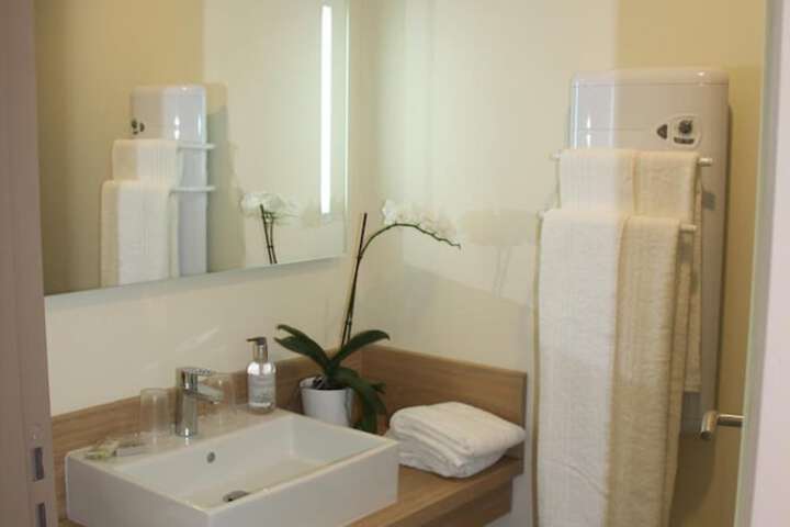 Room 32 of 48