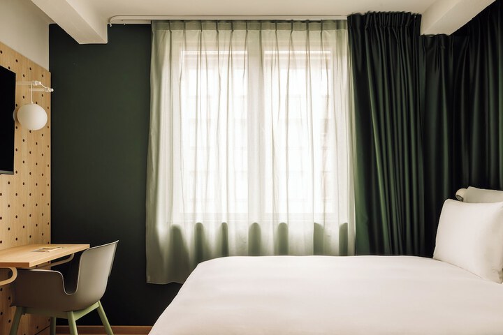 Room 38 of 232