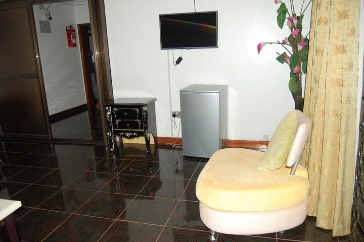 Room 6 of 10