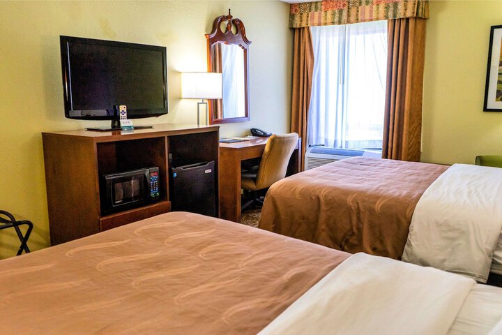 2 Queen Beds (6 of 7)