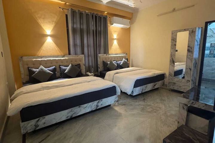 Room 4 of 13