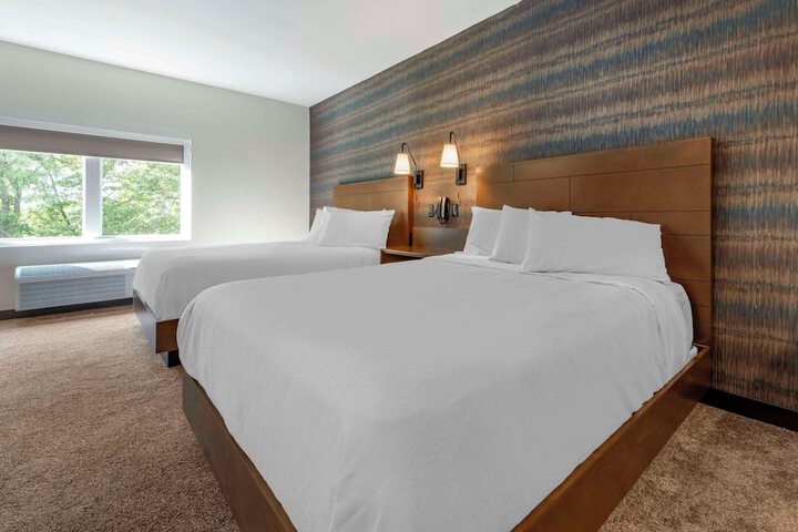 2 Queen Beds (1 of 12)