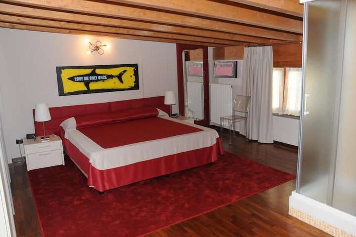 Room 4 of 20
