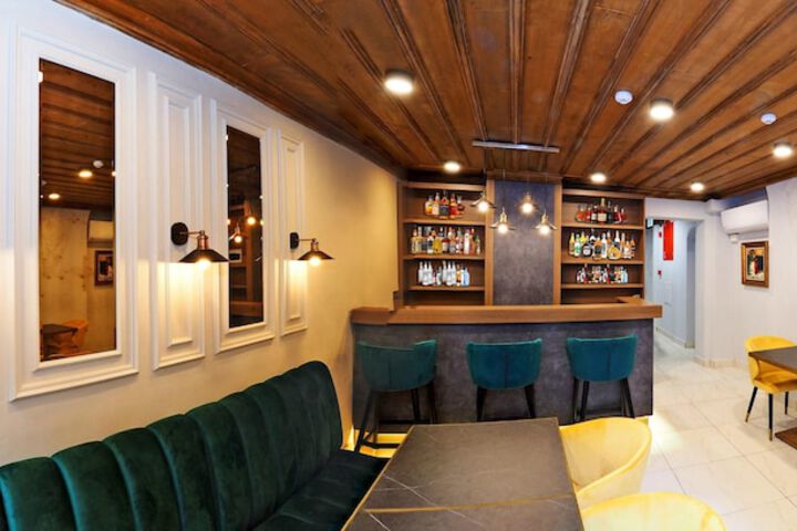 Lounge 16 of 18
