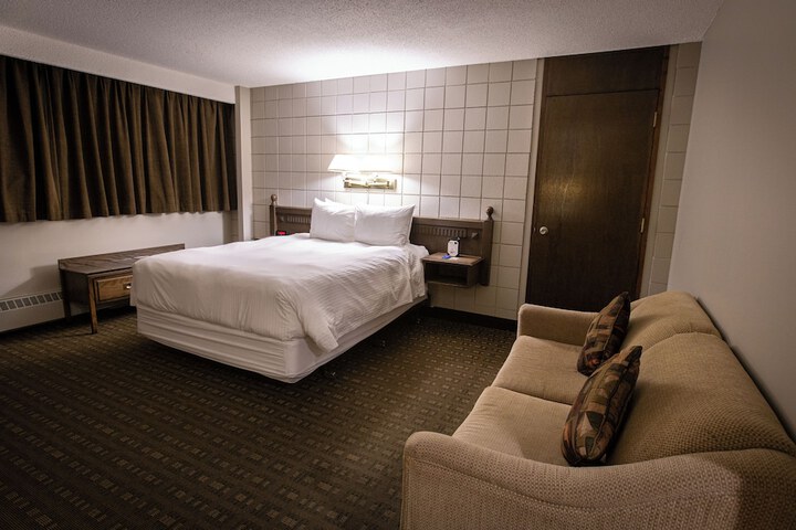 Room 4 of 34