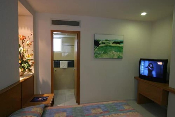 Room 6 of 28
