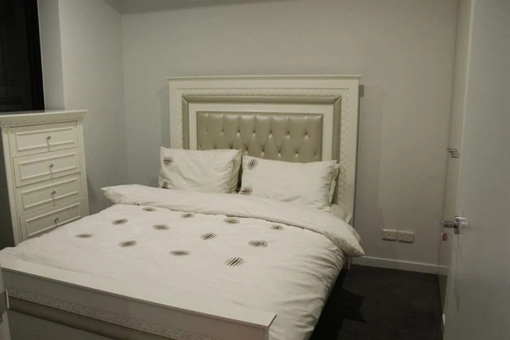 Room 2 of 10