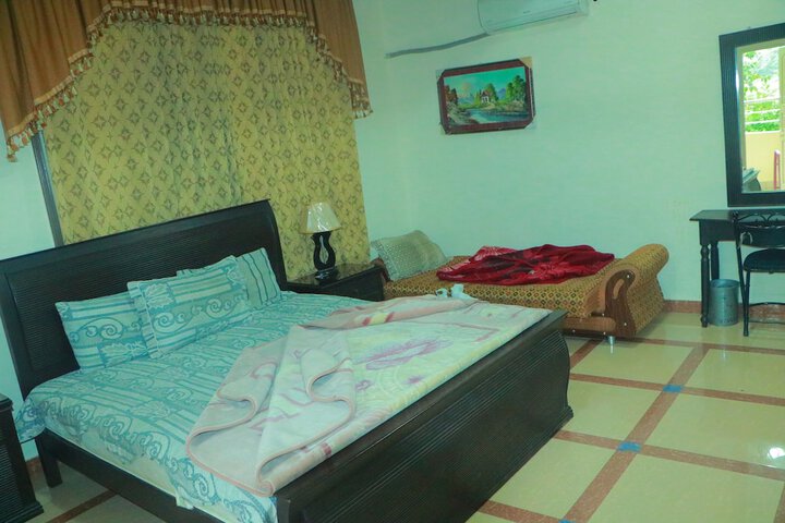 Room 6 of 14