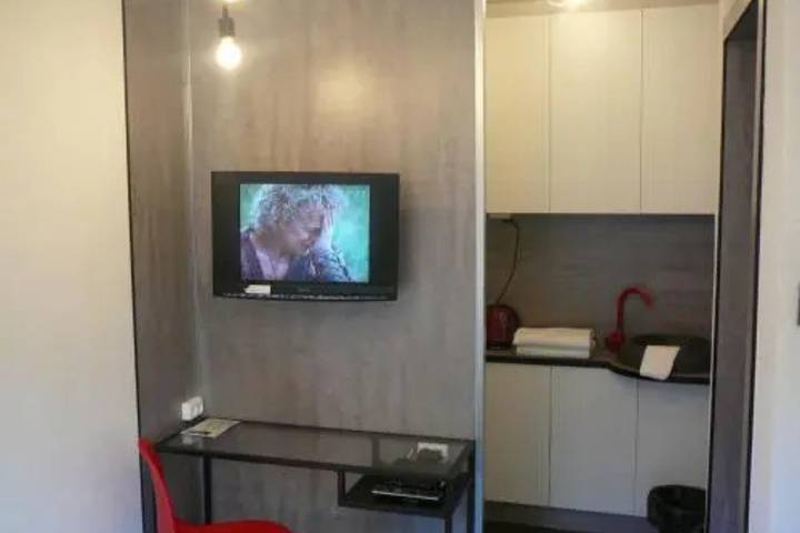 Room 6 of 16