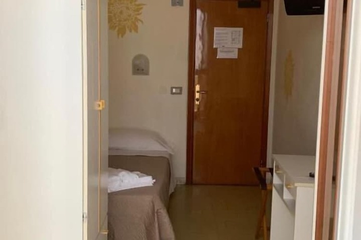 Room 7 of 17