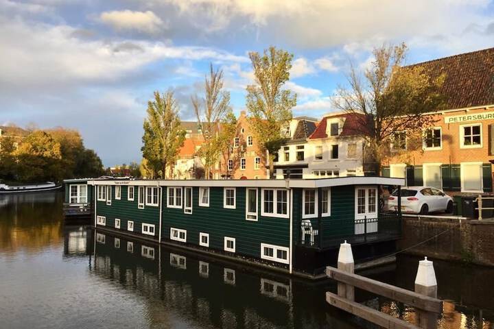 Slapen in eigentijds woonboot hotel