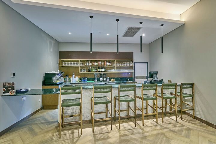 Lounge 105 of 171