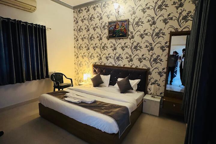 Room 2 of 25