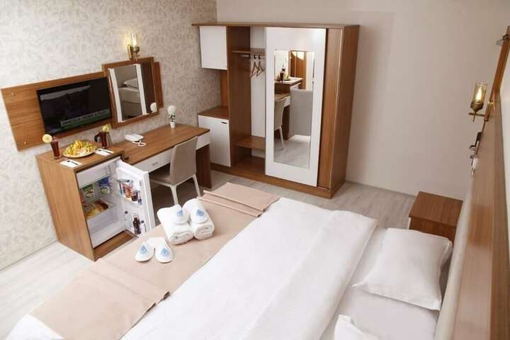 Room 5 of 9