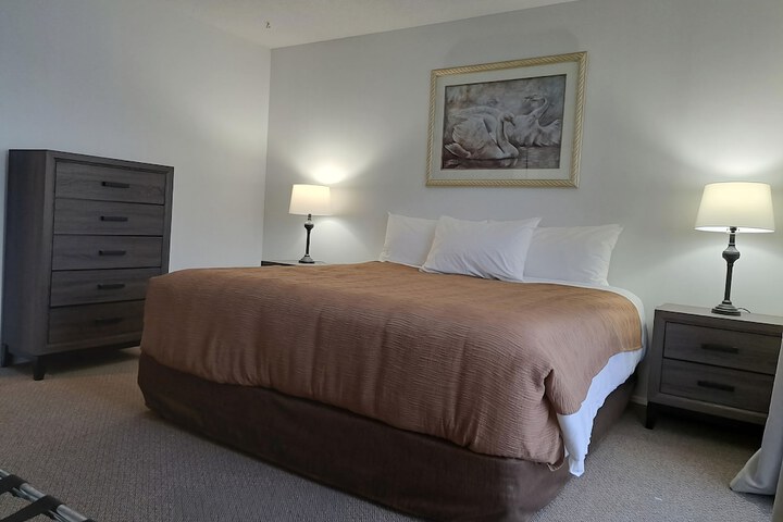 Room 8 of 176