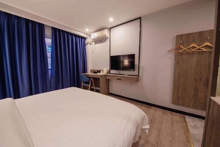 Room 7 of 8