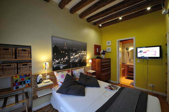 Room 33 of 648
