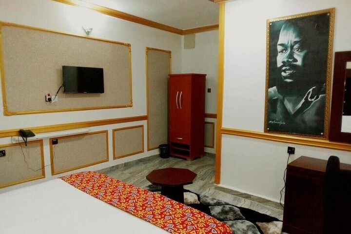 Room 5 of 12