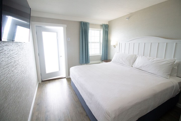 1 King Bed (3 of 28)