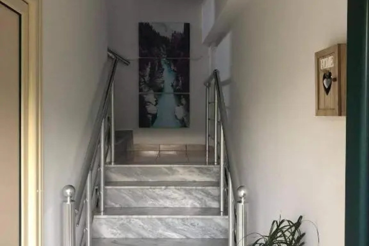 Room 6 of 10
