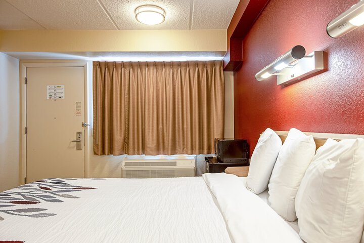 Deluxe King Bed (1 of 23)
