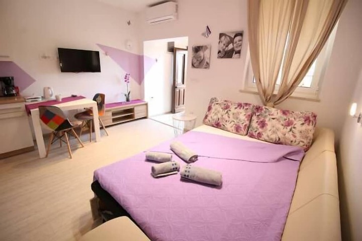 Room 10 of 34