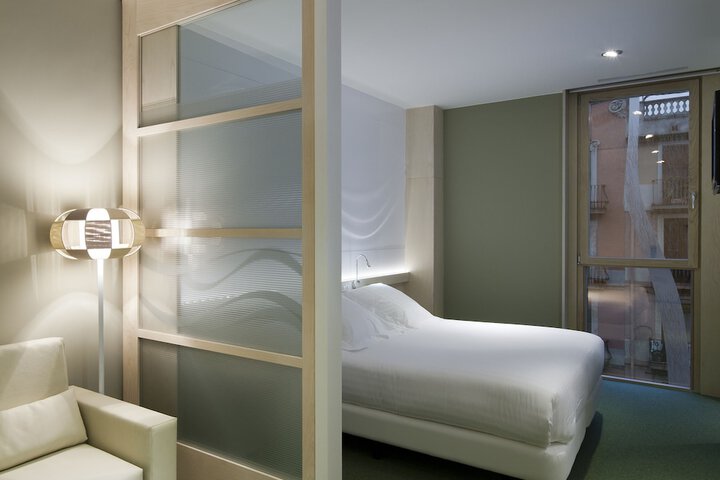 Room 9 of 32