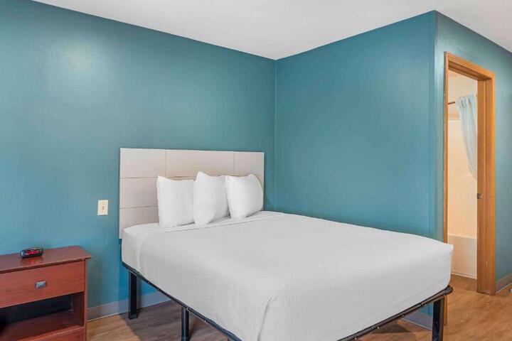 1 Queen Bed