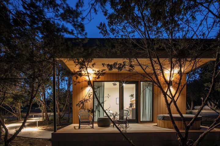 Hotel Exterior 295 of 303