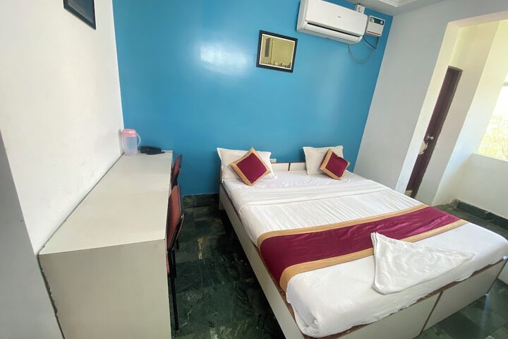 Room 10 of 32