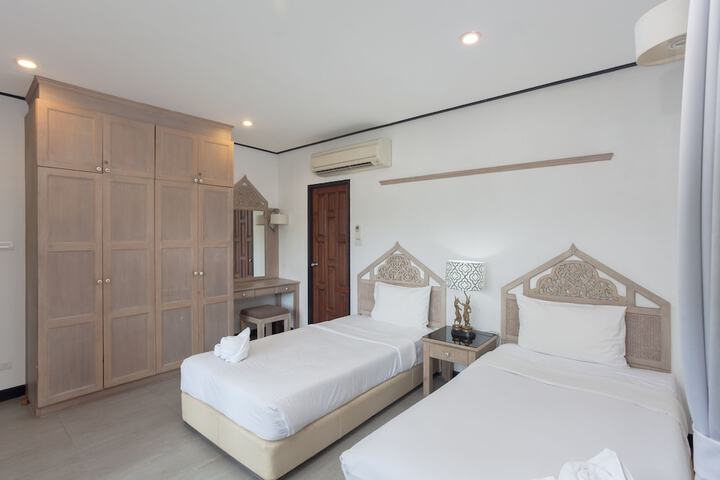 Room 6 of 171